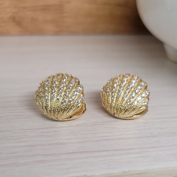 CLAMSHELL SCALLOP ZIRCON SPARKLE HUGGIES - Picture 7 of 7